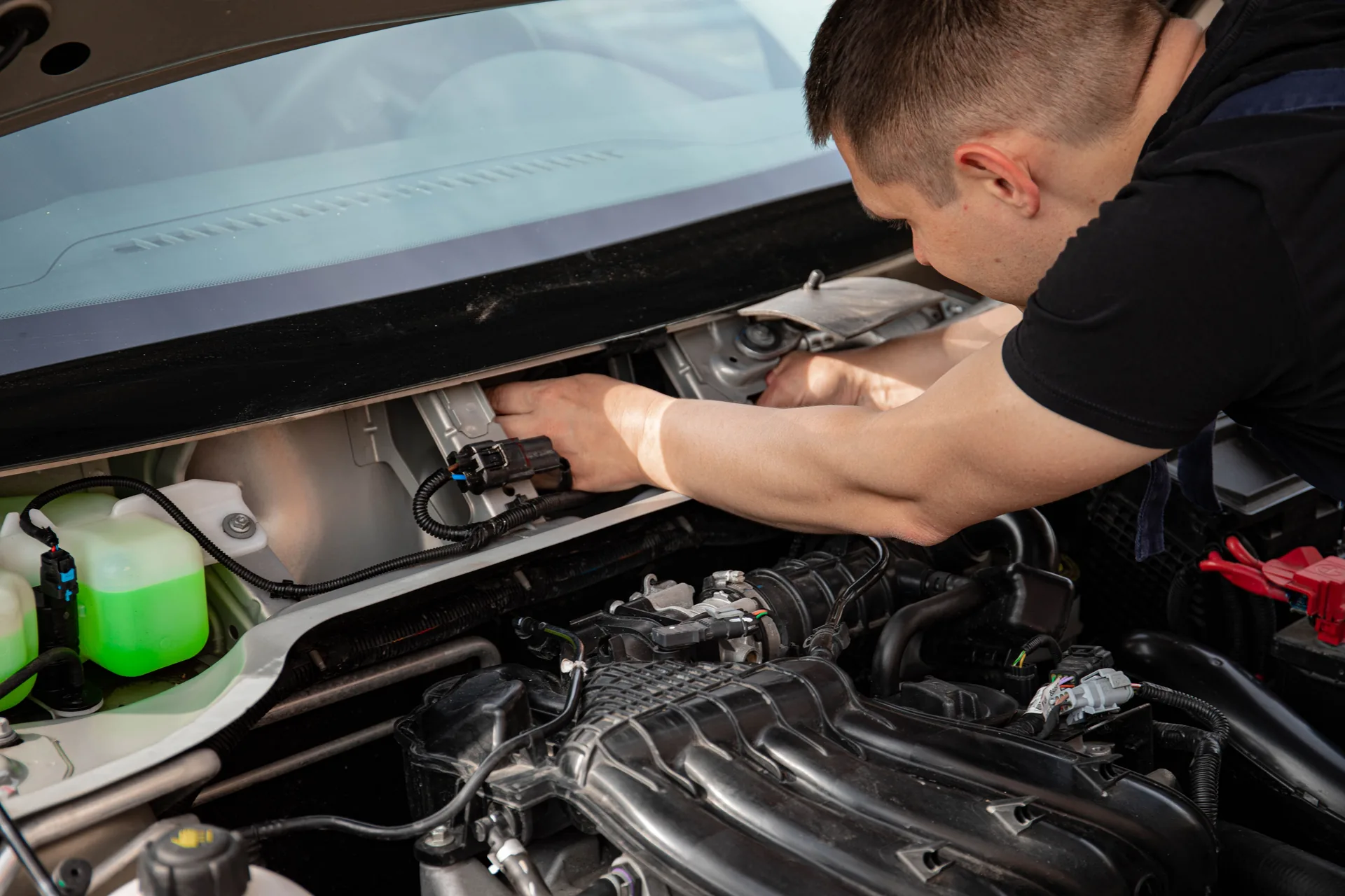 Mechanik pracujący przy otwartej komorze silnika